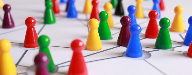 bunte Spielfiguren auf einem weißen Systembrett