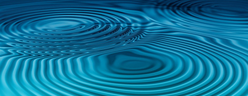 Wasseroberfläche in sich überschneidenen, kreisförmigen Wellen