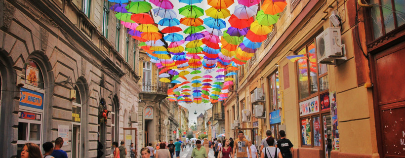 Gasse mit bunten Regenschirmen überdacht