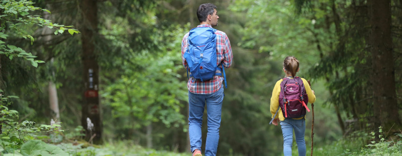 als Eltern neben den Kindern gehen oder vorgehen