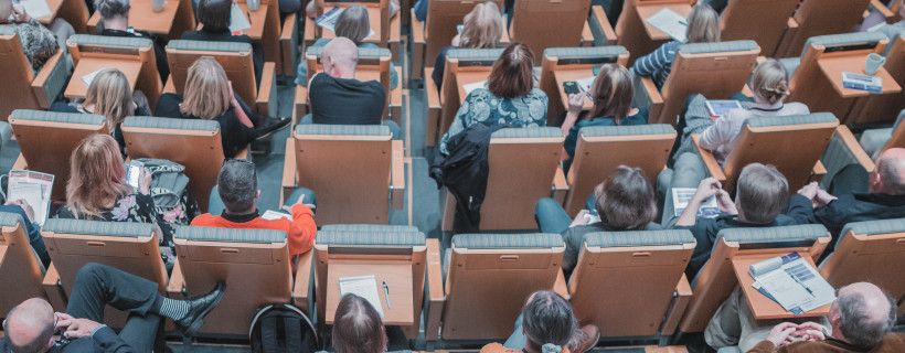 Voller Hörsaal als Symbol der Frage nach der Studienwahl 