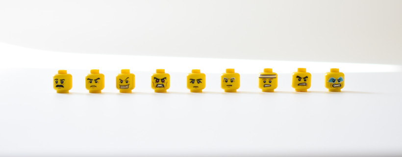 Legofigurengesichter zeigen Stress  