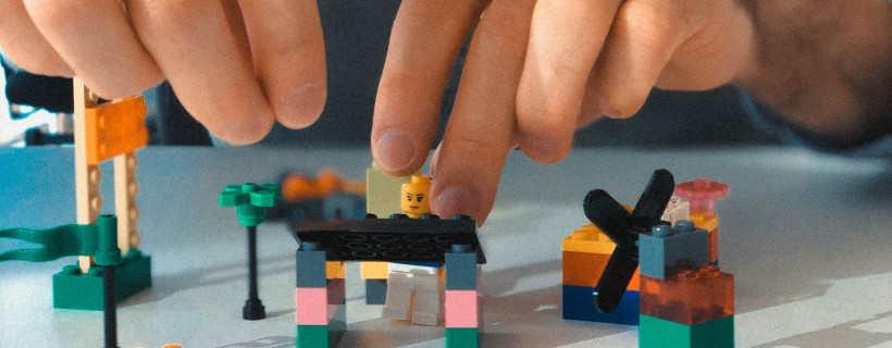 Spielfiguren als Symbol für die Hürden bei Bewerbungen