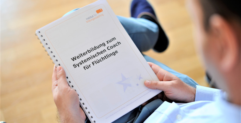 Teilnehmer*in erhält das Skript zur Weiterbildung zum Systemischen Coach für Flüchtlinge