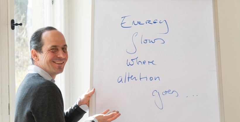 Dozent Nicolai Albrecht am Flipchart zur Weiterbildung zum Systemischen Coach