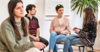 Kursteilnehmer:innen tauschen sich über die Methoden zur Förderung der Psychischen Gesundheit von Kindern und Jugendlichen aus