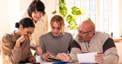 Teilnehmer*innen in einer Gruppenarbeit in der Weiterbildung zum Coach für Profiling und Kompetenzfeststellung Ü25