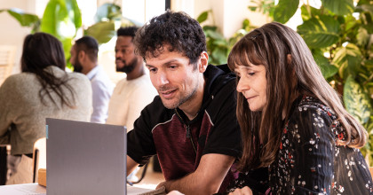 Teilnehmer*innen in einer Kleingruppenarbeit am Laptop in der Weiterbildung zum Coach für Existenzgründung