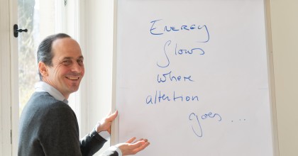 Dozent Nicolai Albrecht am Flipchart zur Weiterbildung zum Systemischen Coach