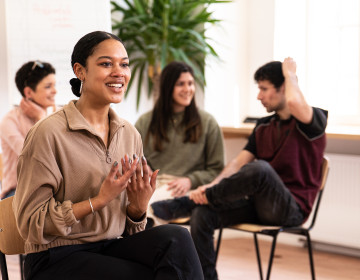 Teilnehmer*innen bei einem Coaching-Gespräch in der Weiterbildung zum Systemischen Coach für Kinder und Jugendliche