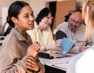 Teilnehmer*innen in Kleingruppenarbeiten in der Qualifizierung zum*zur Ausbildungsberater*in
